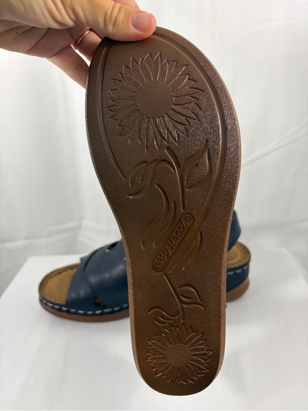 NWT Easy Street Women’s Size 8W Navy Blue Sandals - Picture 7 of 9
